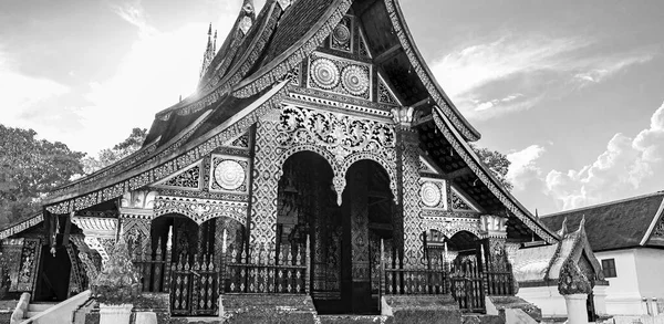 Altın Şehir Luang Prabang Laos 'un Budist Budist tapınağı Wat Xieng' in siyah ve beyaz resmi..