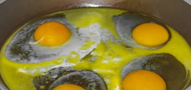 Yumurta kızart ve sabah tavada yumurta yap..