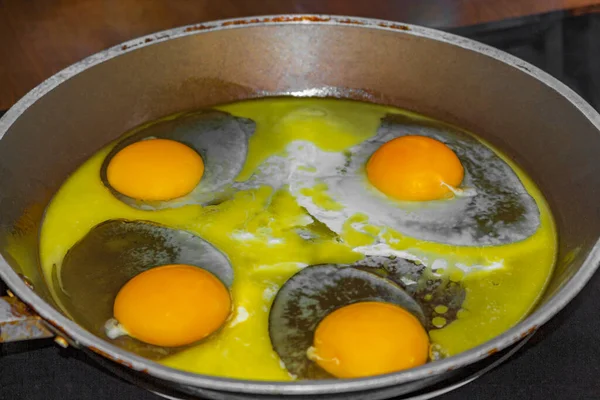 Жареные Яйца Сделать Жареные Яйца Кастрюлю Утром — стоковое фото