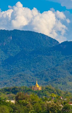 Güneydoğu Asya 'daki Laos şehrindeki Luang Prabang şehrindeki Dağ manzarası ve Wat Phol Phao tapınağının panoraması.