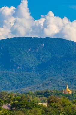 Güneydoğu Asya 'daki Laos şehrindeki Luang Prabang şehrindeki Dağ manzarası ve Wat Phol Phao tapınağının panoraması.