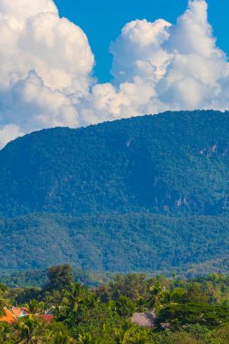Güneydoğu Asya 'da Laos' ta Luang Prabang şehrinin dağ manzarasının panoraması..
