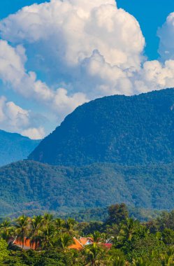 Güneydoğu Asya 'da Laos' ta Luang Prabang şehrinin dağ manzarasının panoraması..
