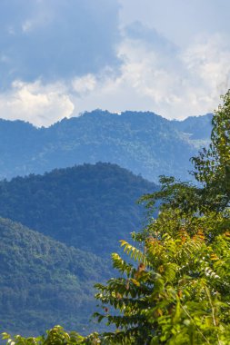 Güneydoğu Asya 'da Laos' ta Luang Prabang şehrinin dağ manzarasının panoraması..