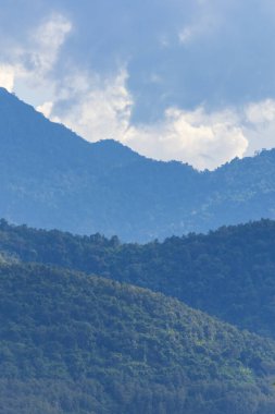 Güneydoğu Asya 'da Laos' ta Luang Prabang şehrinin dağ manzarasının panoraması..