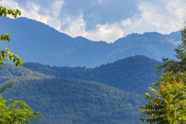 Güneydoğu Asya 'da Laos' ta Luang Prabang şehrinin dağ manzarasının panoraması..