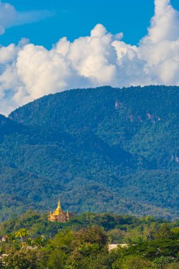 Güneydoğu Asya 'daki Laos şehrindeki Luang Prabang şehrindeki Dağ manzarası ve Wat Phol Phao tapınağının panoraması.