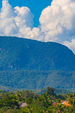 Güneydoğu Asya 'da Laos' ta Luang Prabang şehrinin dağ manzarasının panoraması..