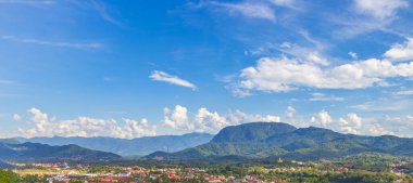 Güneydoğu Asya 'da Laos' ta Luang Prabang şehrinin dağ manzarasının panoraması..