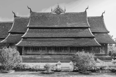Altın Şehir Luang Prabang Laos 'un Budist Budist tapınağı Wat Xieng' in siyah ve beyaz resmi..
