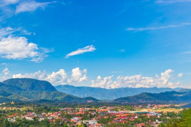 Güneydoğu Asya 'da Laos' ta Luang Prabang şehrinin dağ manzarasının panoraması..