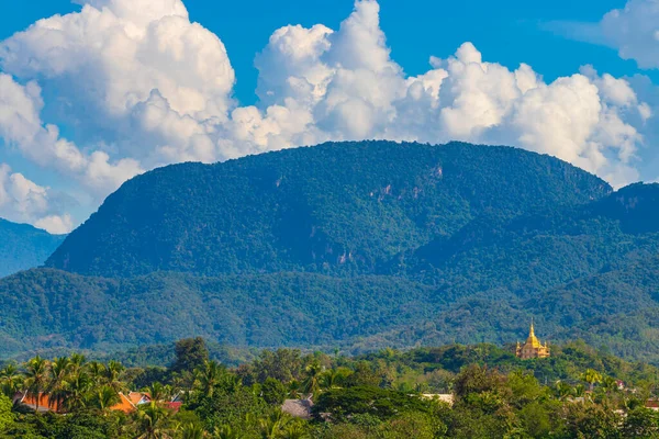 Panorama Górskiego Krajobrazu Świątyni Wat Phol Phao Mieście Luang Prabang — Zdjęcie stockowe