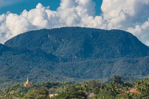 Panorama Górskiego Krajobrazu Świątyni Wat Phol Phao Mieście Luang Prabang — Zdjęcie stockowe