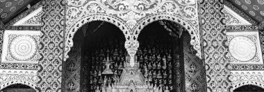 Altın Şehir Luang Prabang Laos 'un Budist Budist tapınağı Wat Xieng' in siyah ve beyaz resmi..