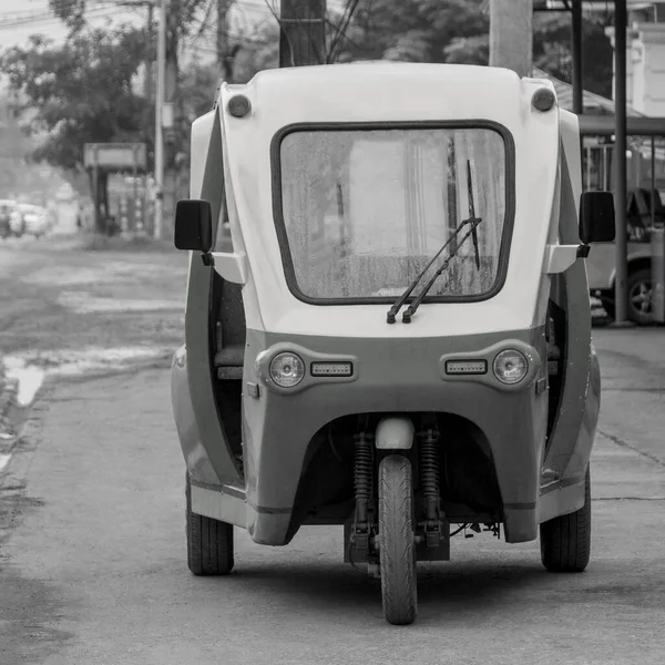 Imagen Blanco Negro Vehículo Tuk Tuk Electrónico Ecológico Rickshaw Luang —  Fotos de Stock