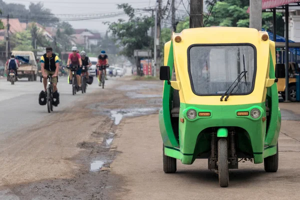 Verde Amarillo Ecológico Tuk Tuk Electrónico Vehículo Coche Rickshaw Luang —  Fotos de Stock