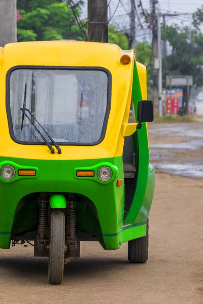 Green Yellow Eco Friendly Electronic Tuk Tuk Vehicle Car Rikša — Stock fotografie