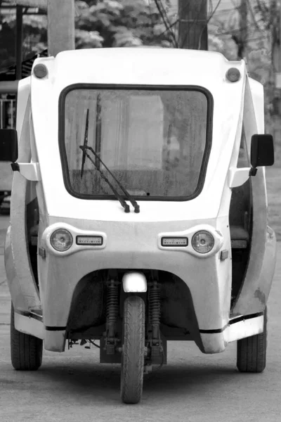 Imagen Blanco Negro Vehículo Tuk Tuk Electrónico Ecológico Rickshaw Luang —  Fotos de Stock