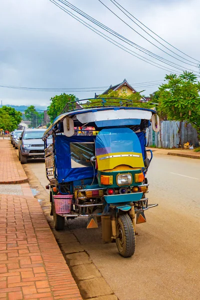 Típico Colorido Velho Tuk Tuk Rickshaw Táxi Luang Prabang Laos — Fotografia de Stock