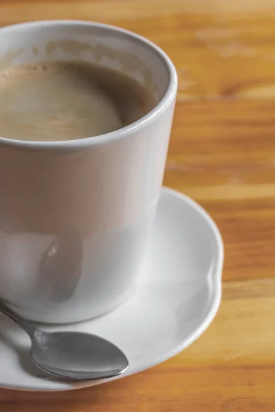 Schwarze Kaffeesahne Einer Weißen Tasse Mit Löffel Auf Einem Holztisch — Stockfoto