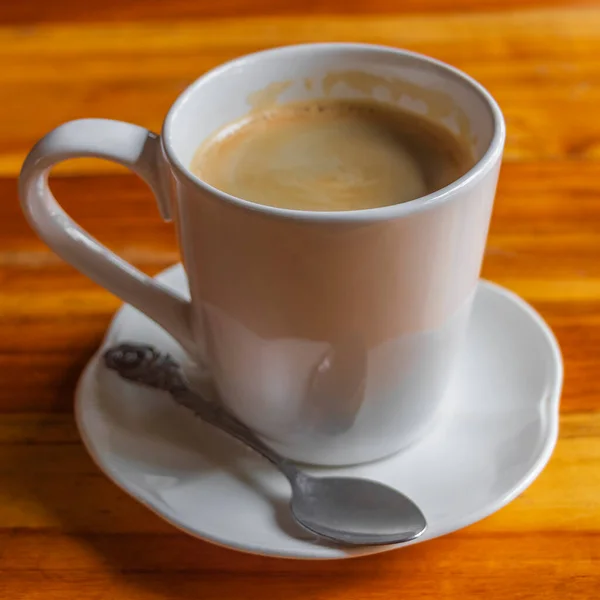Черный Кофе Крем Белой Чашке Ложкой Деревянном Столе Луанг Прабанг — стоковое фото