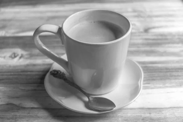 Ασπρόμαυρη Εικόνα Της Κρέμας Καφέ Λευκό Κύπελλο Κουτάλι Ξύλινο Τραπέζι — Φωτογραφία Αρχείου