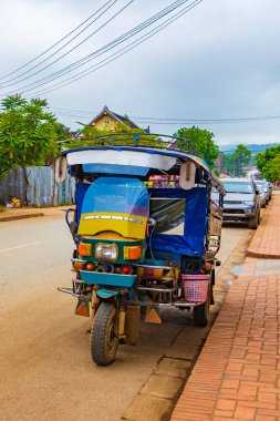 Luang Prabang Laos 'taki tipik renkli Tuk Tuk Tuk taksisi..