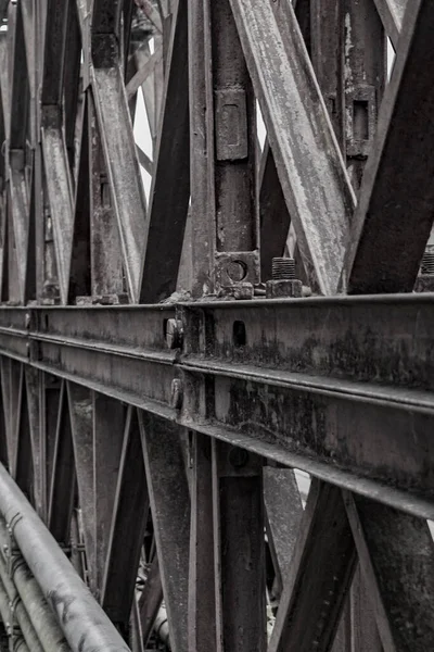 ルアンパバーンの木製ボードの古いフランスの橋の黒と白の写真ラオスアジア — ストック写真