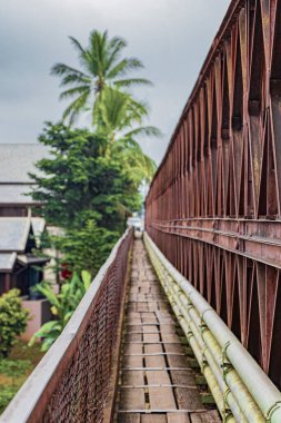 Luang Prabang Laos Asya 'daki eski tahta köprü..