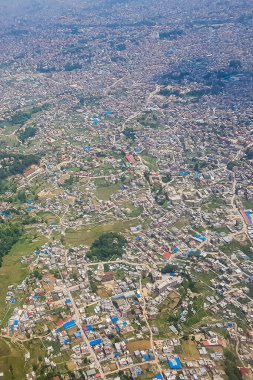 Katmandu Nepal şehir manzarası uçağın penceresinden görünüyor..
