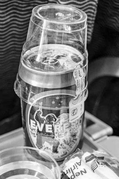 Катманду Непал Май 2018 Пиво Банка Эвереста Самолете Авиакомпании Непал — стоковое фото