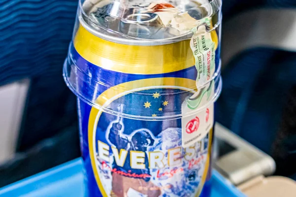 Kathmandu Nepal Mai 2018 Can Everest Cerveja Avião Nepal Airline — Fotografia de Stock