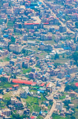 Katmandu Nepal şehir manzarası uçağın penceresinden görünüyor..