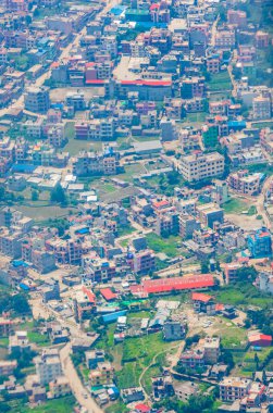 Katmandu Nepal şehir manzarası uçağın penceresinden görünüyor..