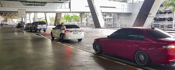 Bangkok Tajlandia Maj 2018 Parking Samochodów Przy Wyjściu Bangkok Suvarnabhumi — Zdjęcie stockowe