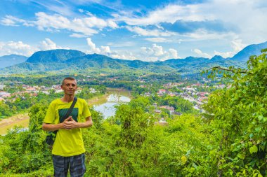 Panorama manzaralı genç turist Mekong nehri ve Luang Prabang şehri Güneydoğu Asya 'da Laos dünya turnesinde..