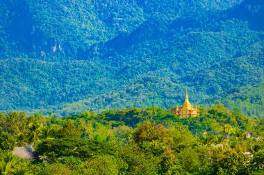 Güneydoğu Asya 'daki Laos şehrindeki Luang Prabang şehrindeki Dağ manzarası ve Wat Phol Phao tapınağının panoraması.