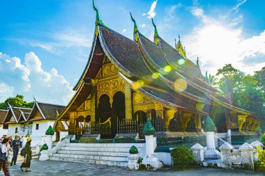 Luang Prabang Laos 18 numara. Kasım 2018, Luang Prabang Laos 'taki Wat Xieng Tanga Tapınağı' nın arkasındaki güneş ışınları ve güneş ışığı..