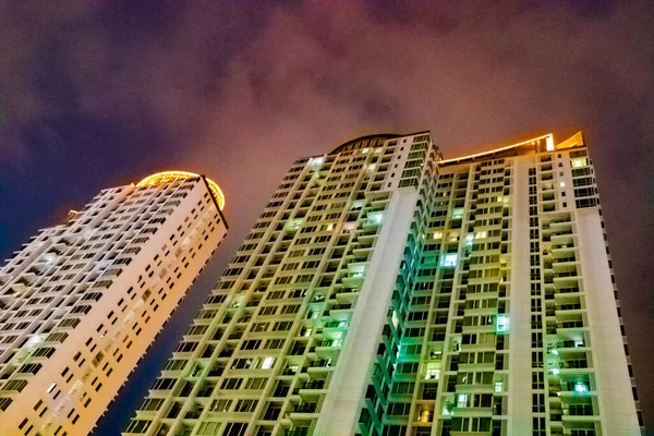 Bunt Leuchtendes Stadtpanorama Bangkok Bei Nacht Mit Wolkenkratzer Und Stadtbild — Stockfoto