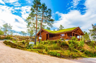 Norveç ahşap kulübeleri Nissedal Norveç 'teki Treungen' in doğa ve dağ manzarası.