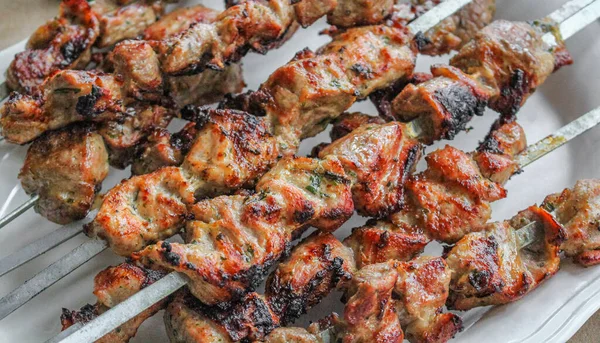 Shashlik Russe Avec Des Brochettes Sur Fond Plat Blanc Norvège — Photo