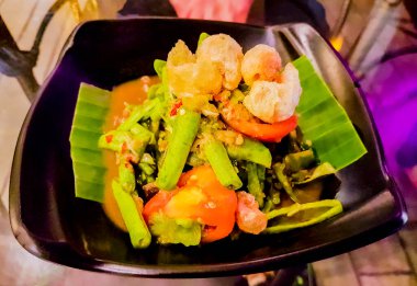 Bangkok Tayland 'daki restoranda karides salatası tipik baharatlı Tayland yemeği..