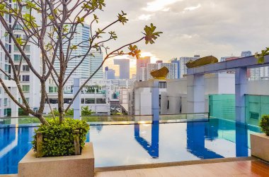 Bangkok Tayland 'daki yüzme havuzundan Panorama şehir manzarası ve gökdelen manzarası.