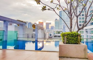 Bangkok Tayland 'daki yüzme havuzundan Panorama şehir manzarası ve gökdelen manzarası.