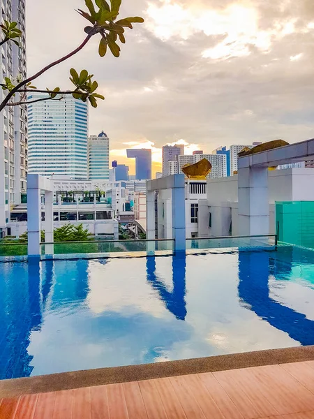 Paisaje Urbano Panorámico Vista Del Rascacielos Desde Piscina Infinita Bangkok — Foto de Stock