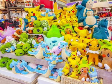 Bangkok Tayland 24 numara. Mai 2018 Renkli Pokemon Pikachu Tayland havaalanında pelüş oyuncaklar.