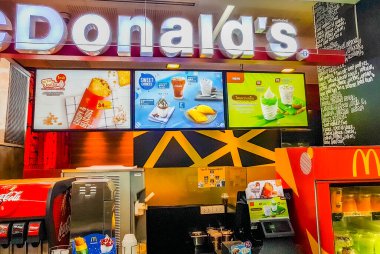 Bangkok Tayland 24 numara. Mai 2018 Tayland 'da Tayland McDonalds Havaalanında sipariş