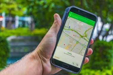 Bangkok Tayland 'da, telefon ekranında taksi yakalama uygulaması var..