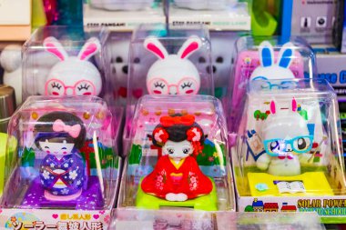 Bangkok Tayland 24 numara. Mai 2018 Tayland Bangkok havaalanında Tipik Asya pembe hatıra eşyaları ve oyuncakları.