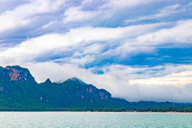 Thani Tayland feribotu ile tropikal arazide turkuaz su üzerinden Don Sak 'a git..
